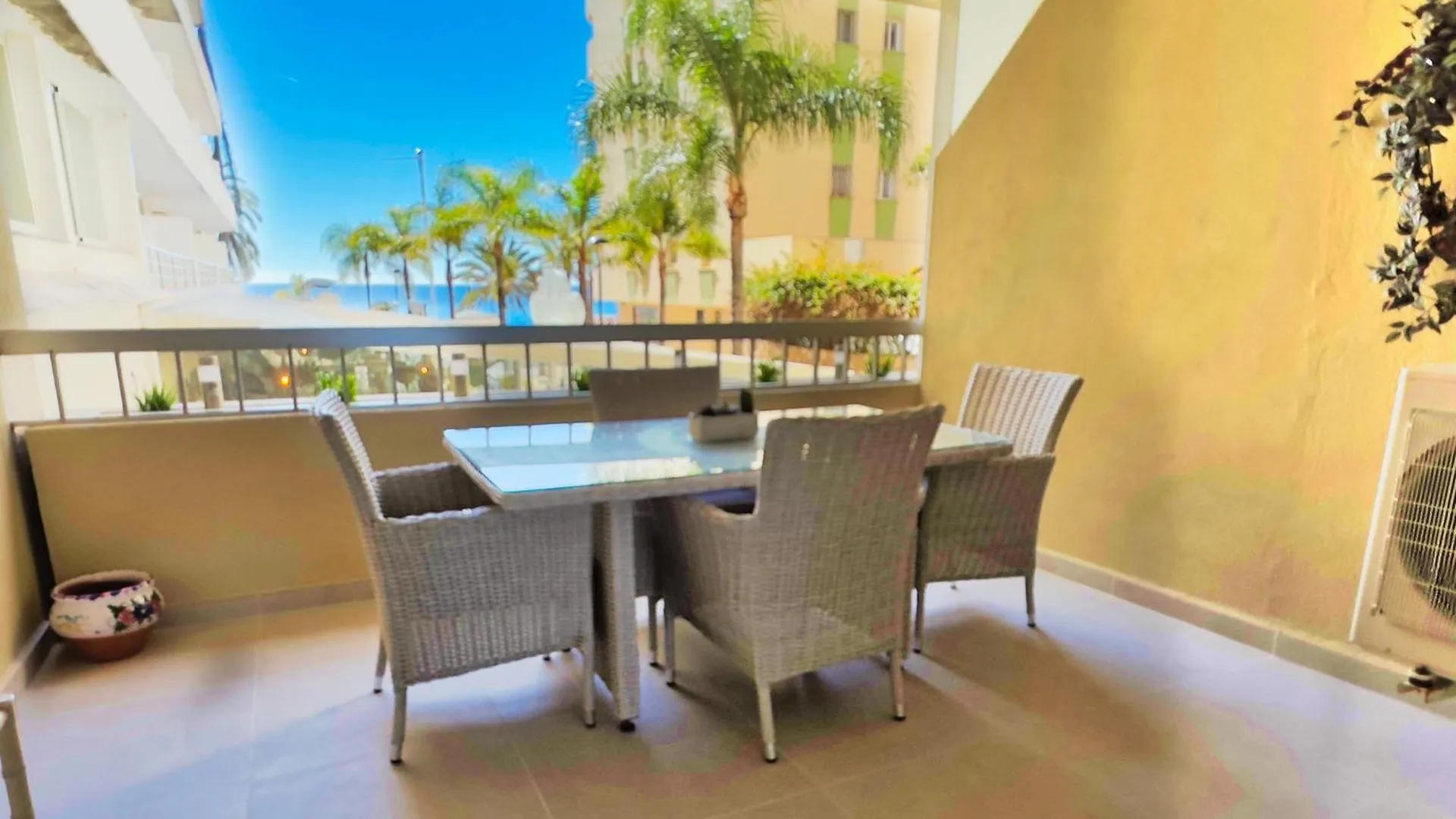 Contatos de Central Two Bedroom Apartment On The Second Line Of The Beach In Marbella.