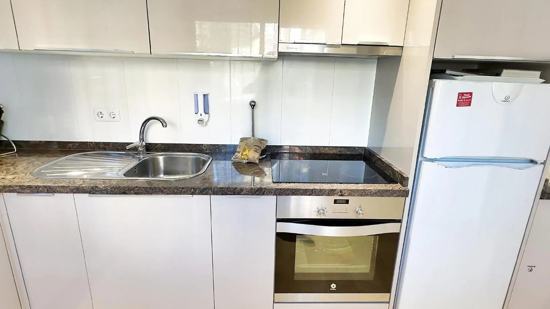 Central Two Bedroom Apartment On The Second Line Of The Beach In Marbella. 0*, Marbella Espanha