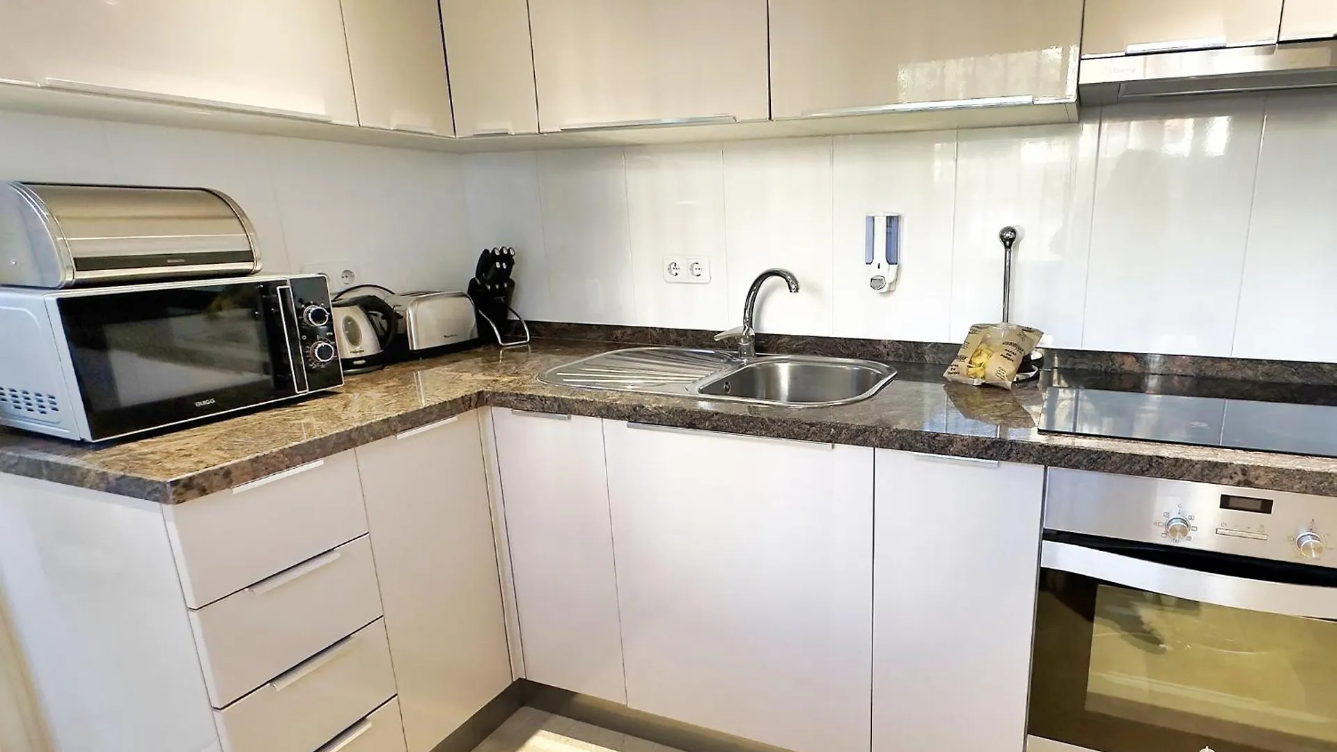 Central Two Bedroom Apartment On The Second Line Of The Beach In Marbella. Espanha